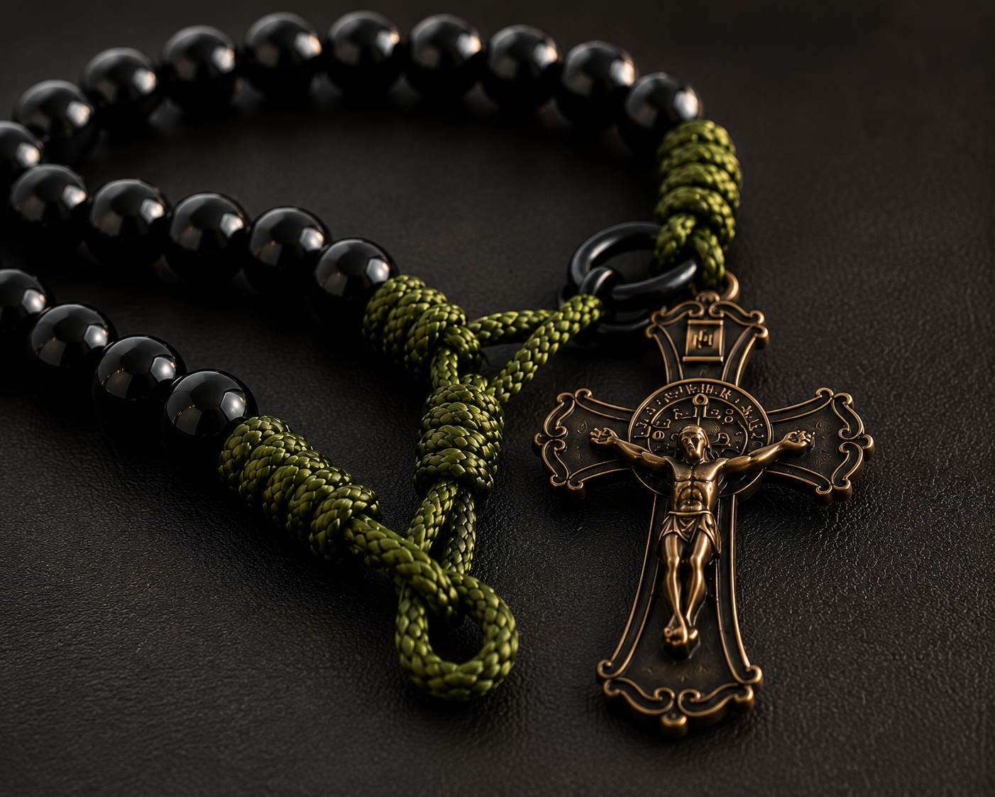 Detalhe do crucifixo em bronze e paracord verde militar